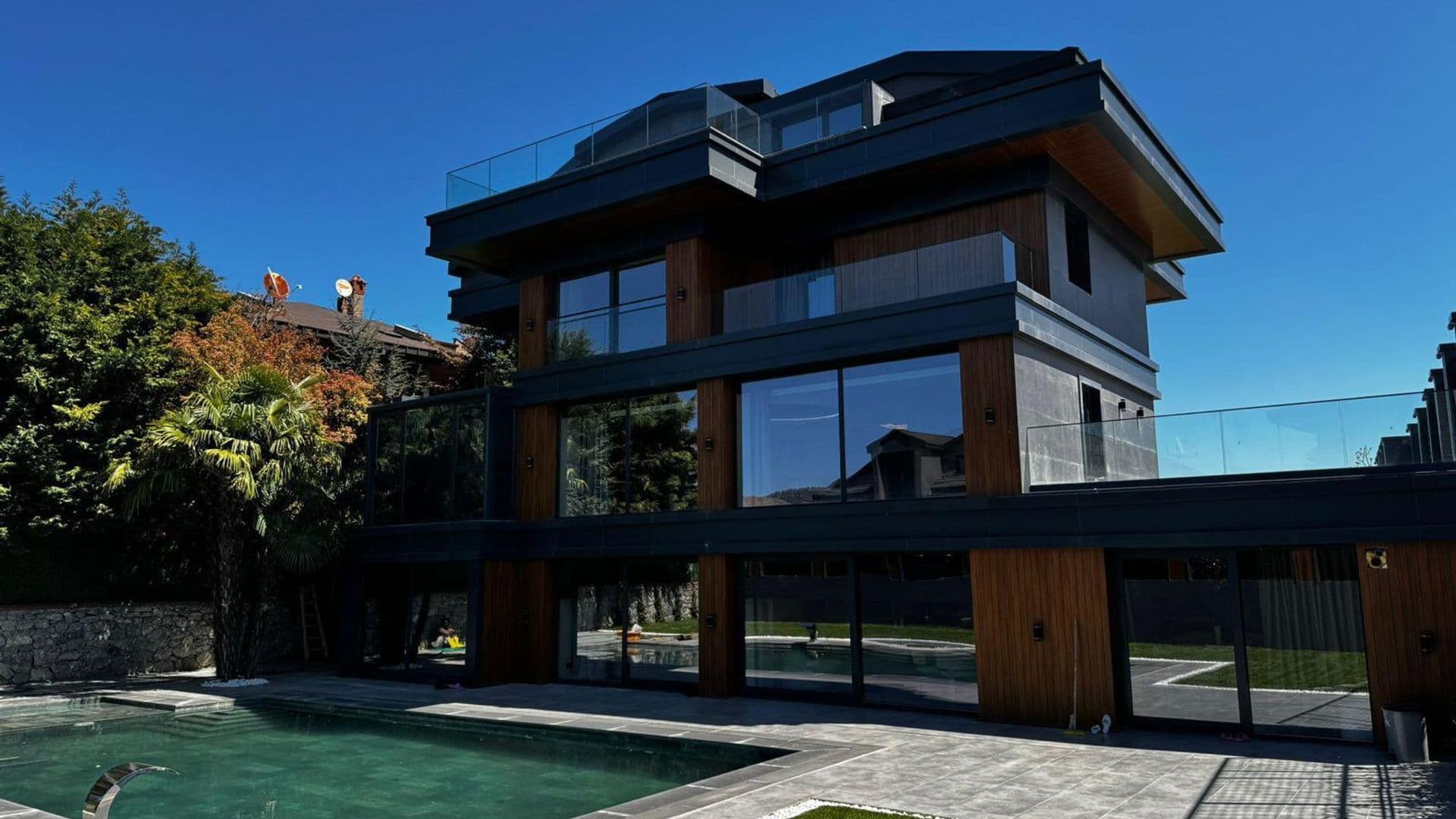 Acarkent'te 2000m2 Arsa İçinde Yenilenmiş Sıfır Villa 1