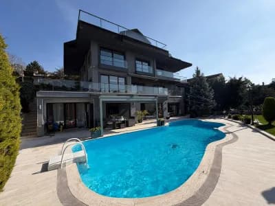 Acarkent'te Düz Girişli ve Büyük Bahçeli Modern Satılık Villa 1