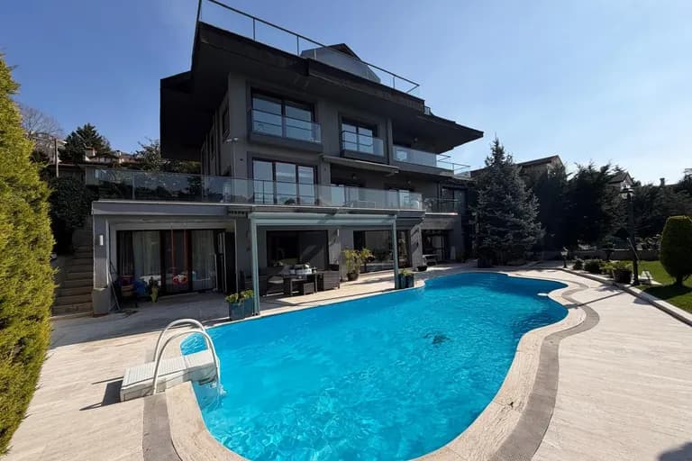 Acarkent'te Düz Girişli ve Büyük Bahçeli Modern Satılık Villa