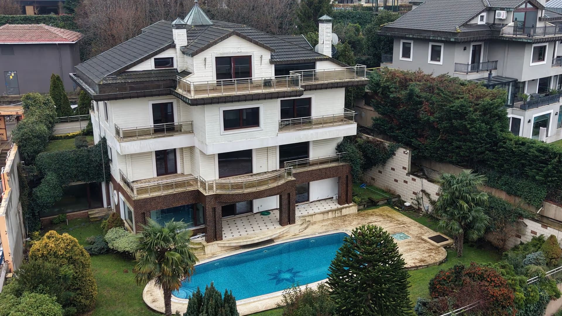Acarkent'te Konaklar Manzaralı Asansörlü Büyük Bahçeli Satılık BR Villa 1
