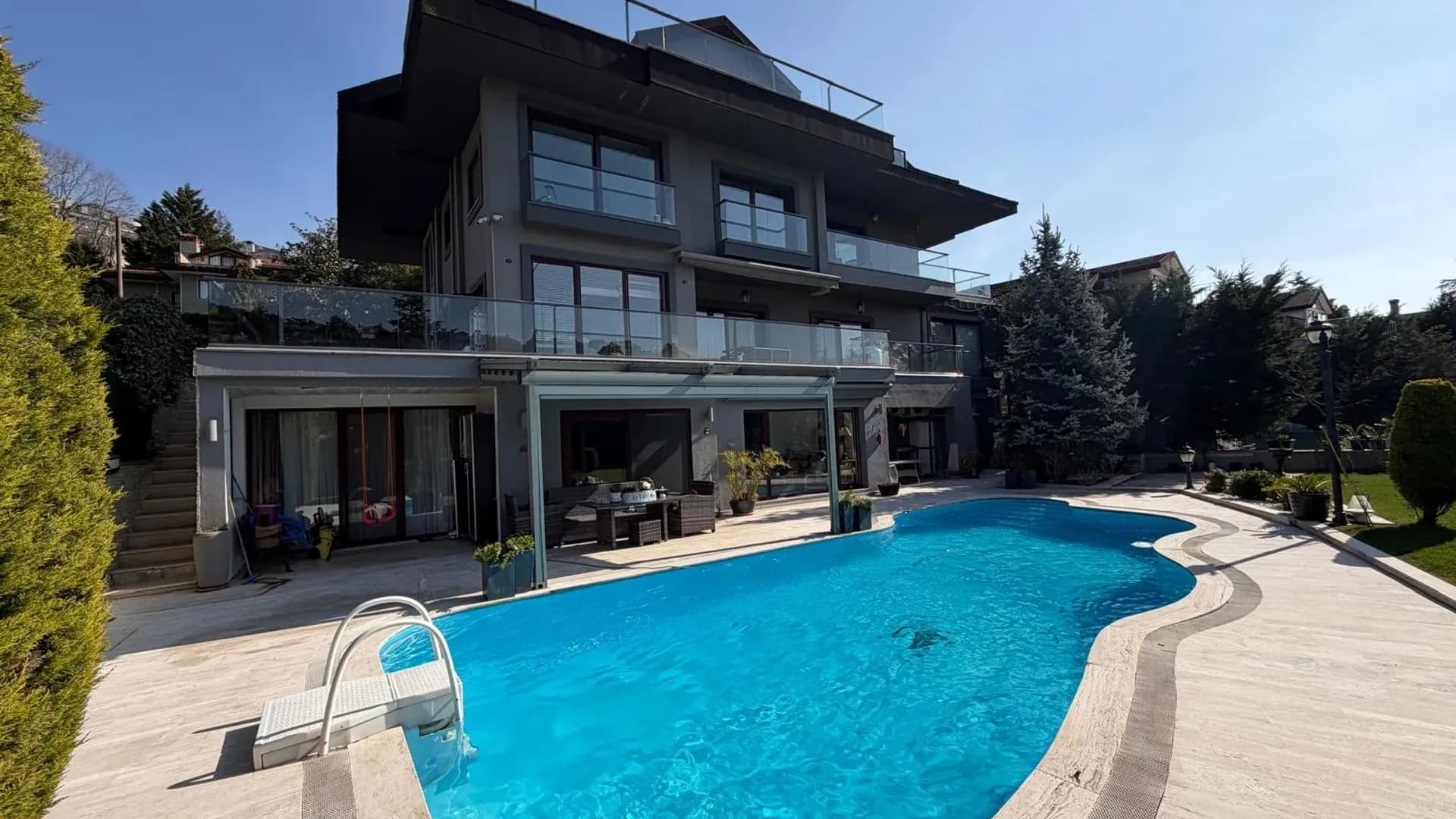 Acarkent'te Düz Girişli ve Büyük Bahçeli Modern Satılık Villa 1