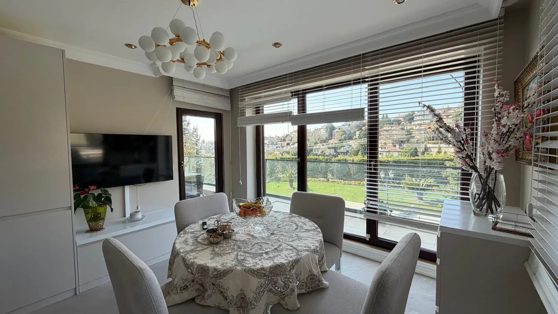 Acarkent'te Düz Girişli ve Büyük Bahçeli Modern Satılık Villa 6