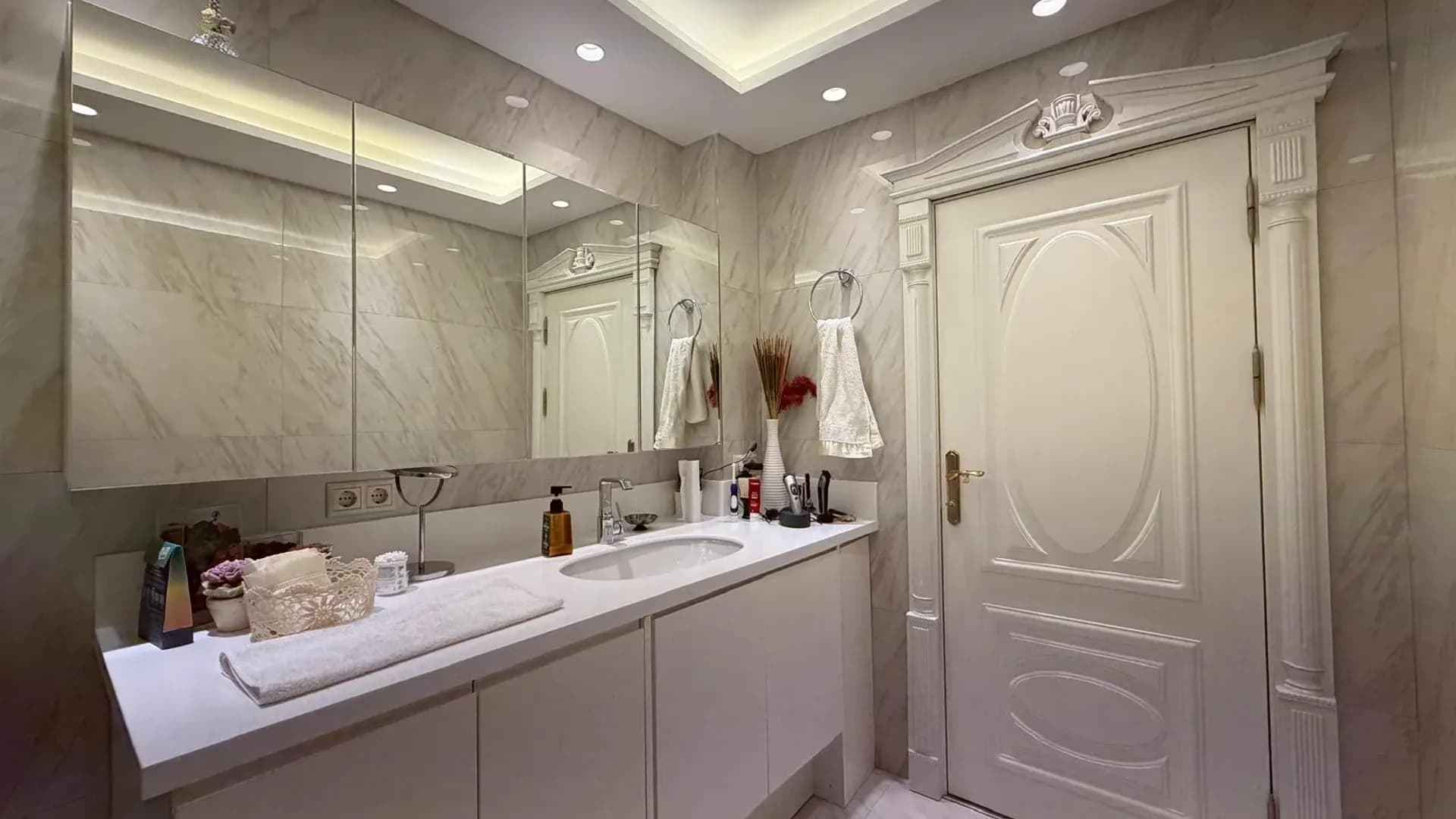 Acarkent'te Düz Girişli ve Büyük Bahçeli Modern Satılık Villa 8