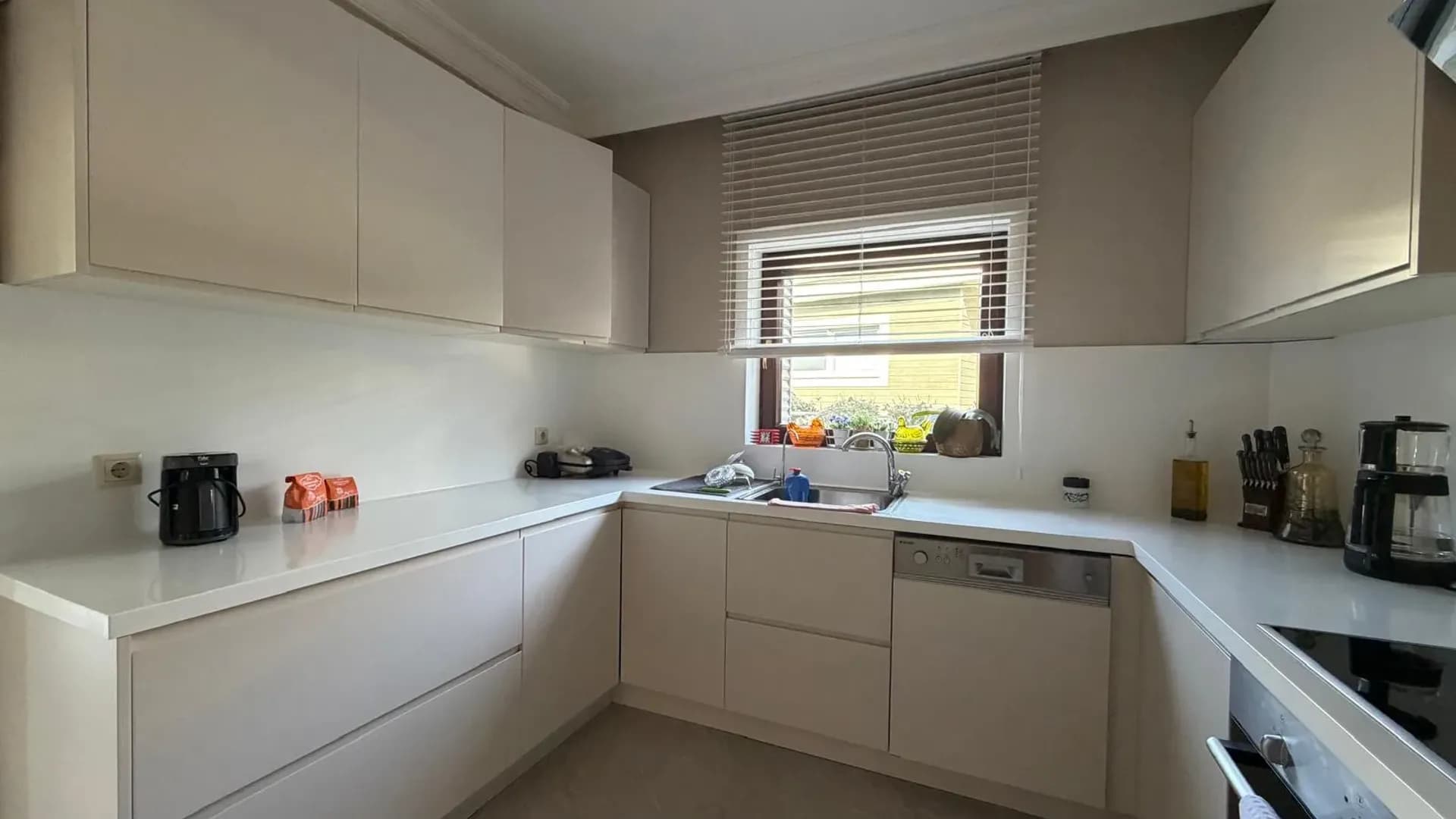 Acarkent'te Düz Girişli ve Büyük Bahçeli Modern Satılık Villa 16