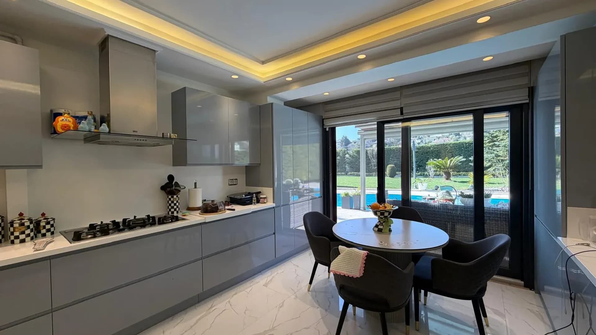 Acarkent'te Düz Girişli ve Büyük Bahçeli Modern Satılık Villa 22