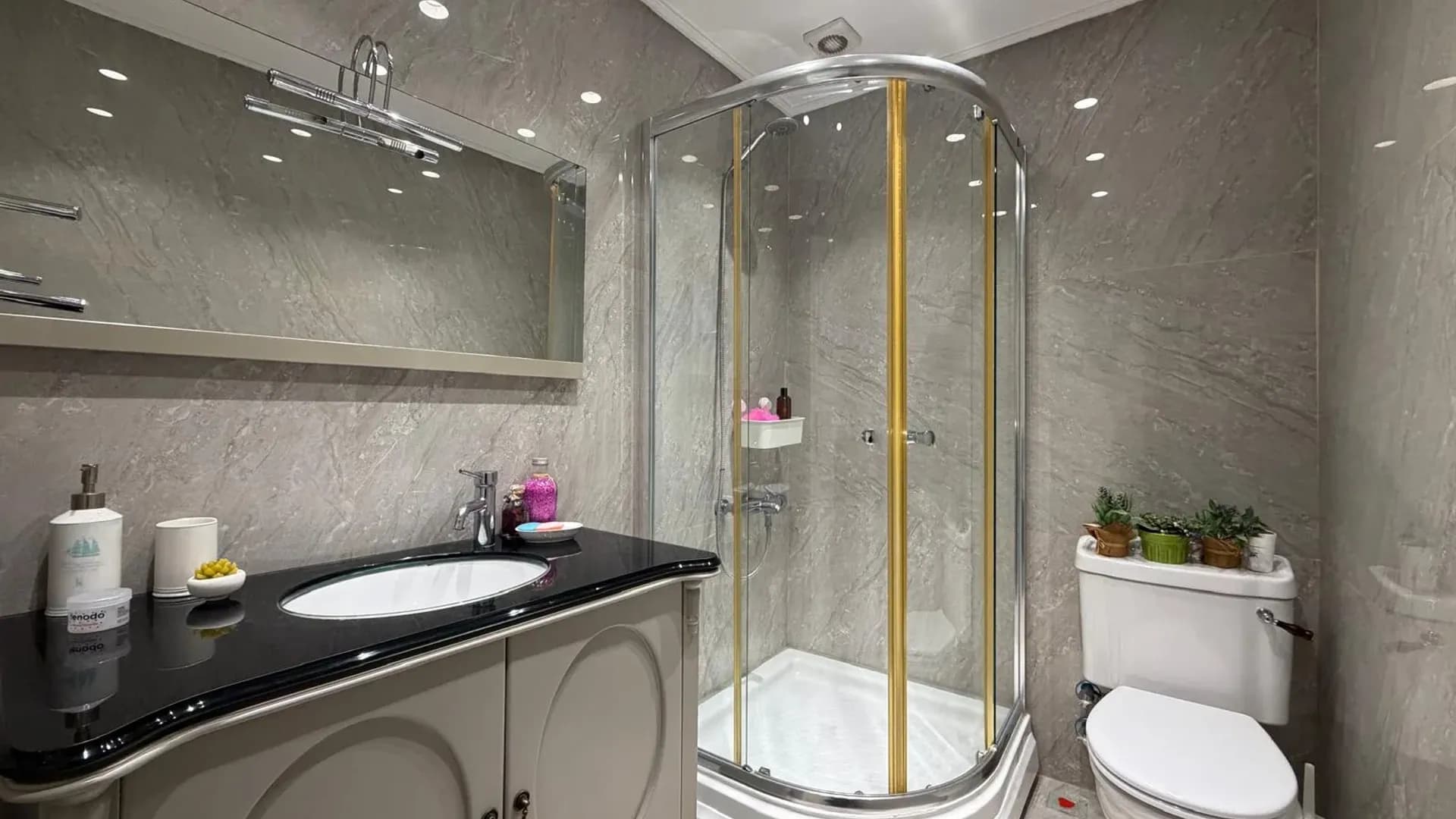 Acarkent'te Düz Girişli ve Büyük Bahçeli Modern Satılık Villa 24