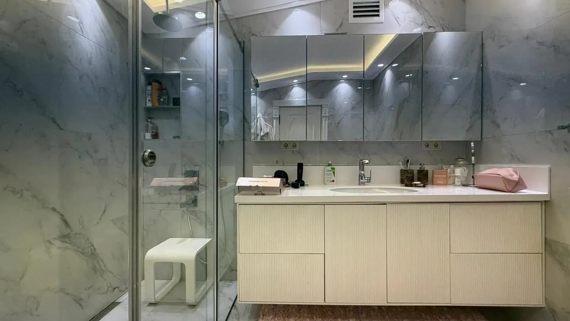 Acarkent'te Düz Girişli ve Büyük Bahçeli Modern Satılık Villa 25