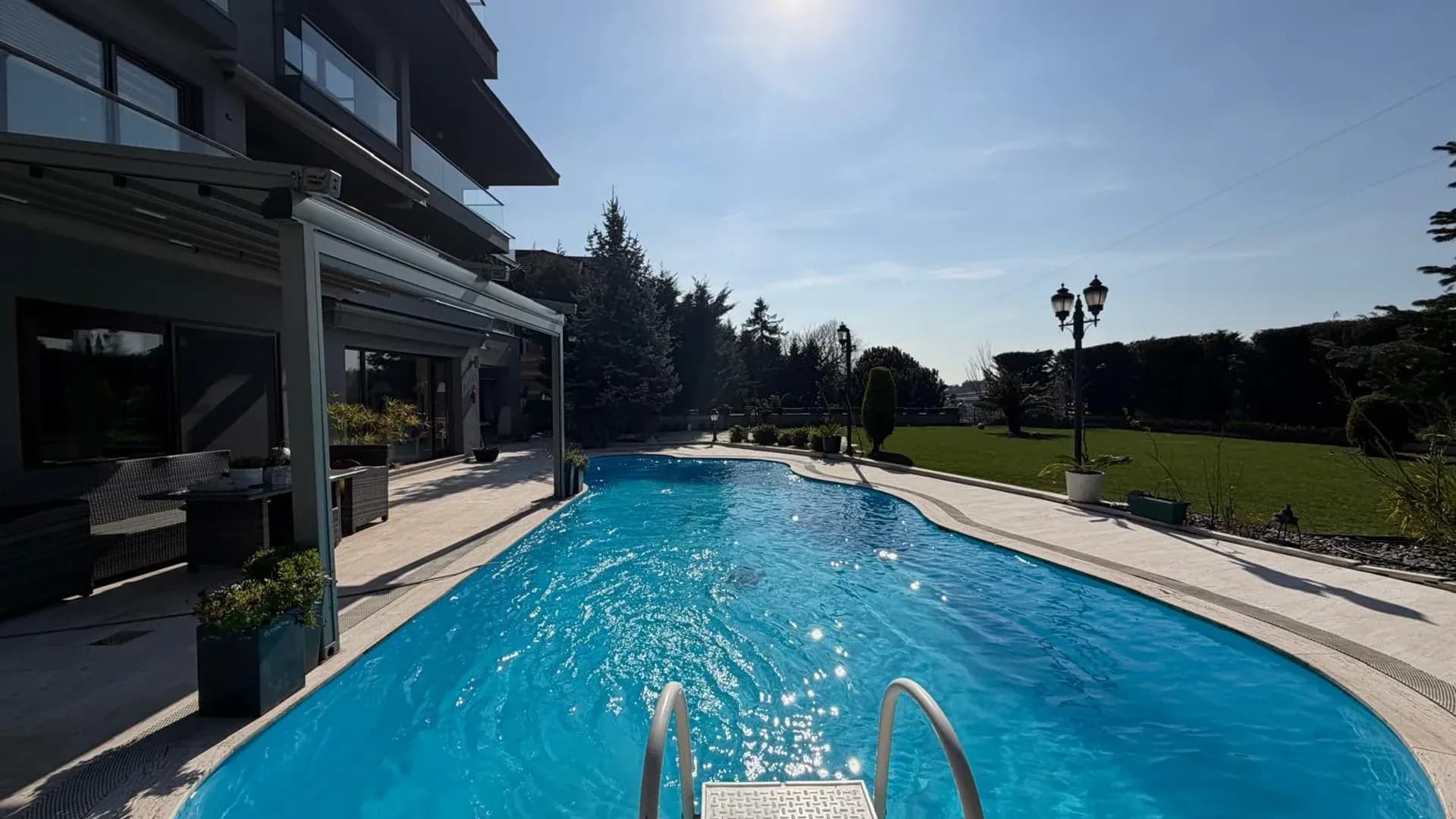 Acarkent'te Düz Girişli ve Büyük Bahçeli Modern Satılık Villa 29