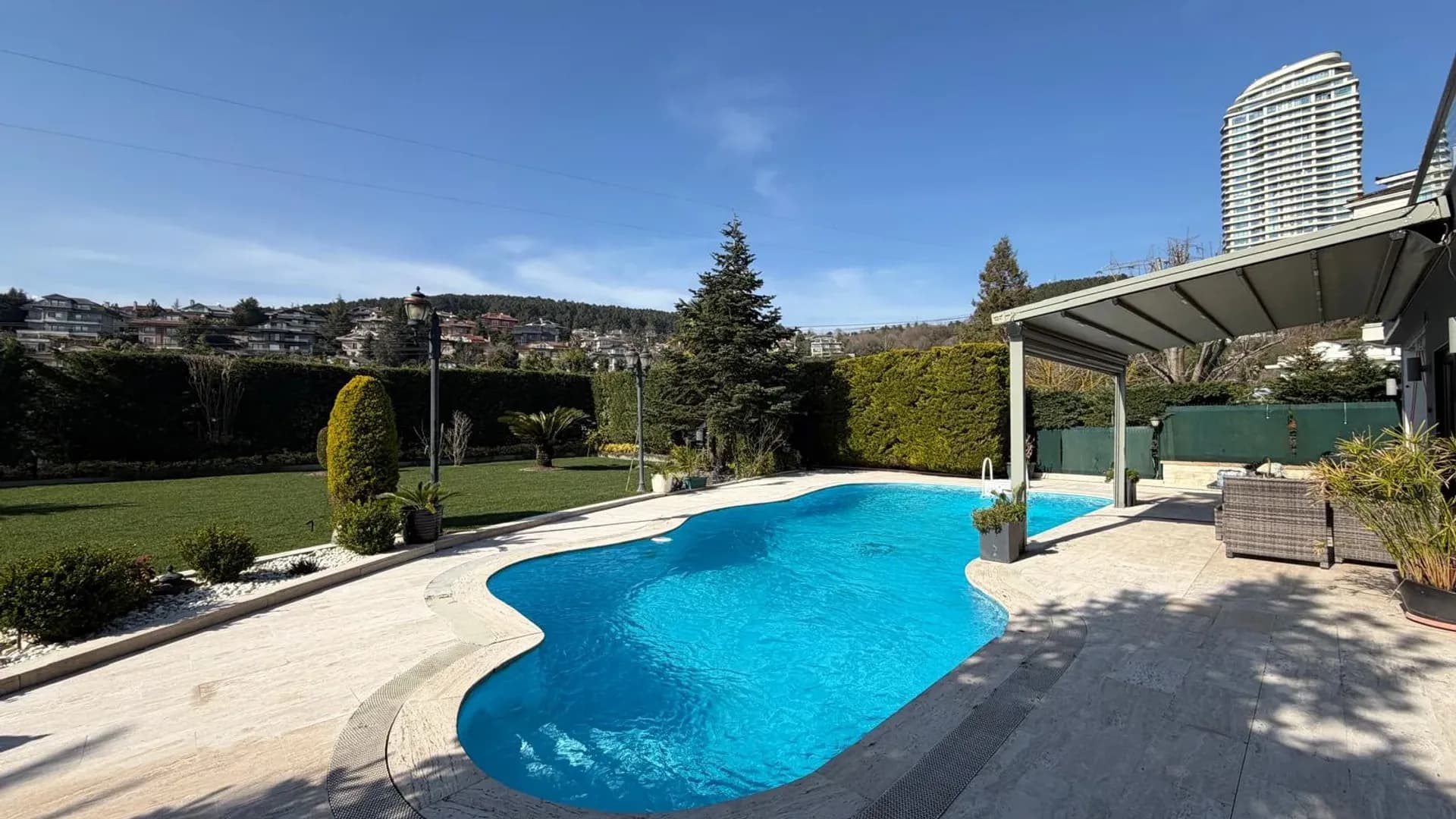 Acarkent'te Düz Girişli ve Büyük Bahçeli Modern Satılık Villa 30