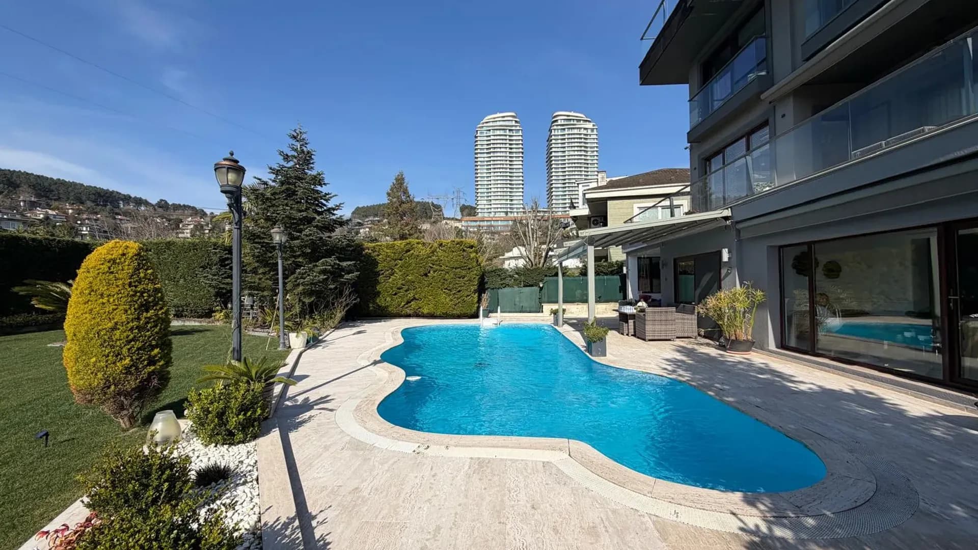 Acarkent'te Düz Girişli ve Büyük Bahçeli Modern Satılık Villa 31