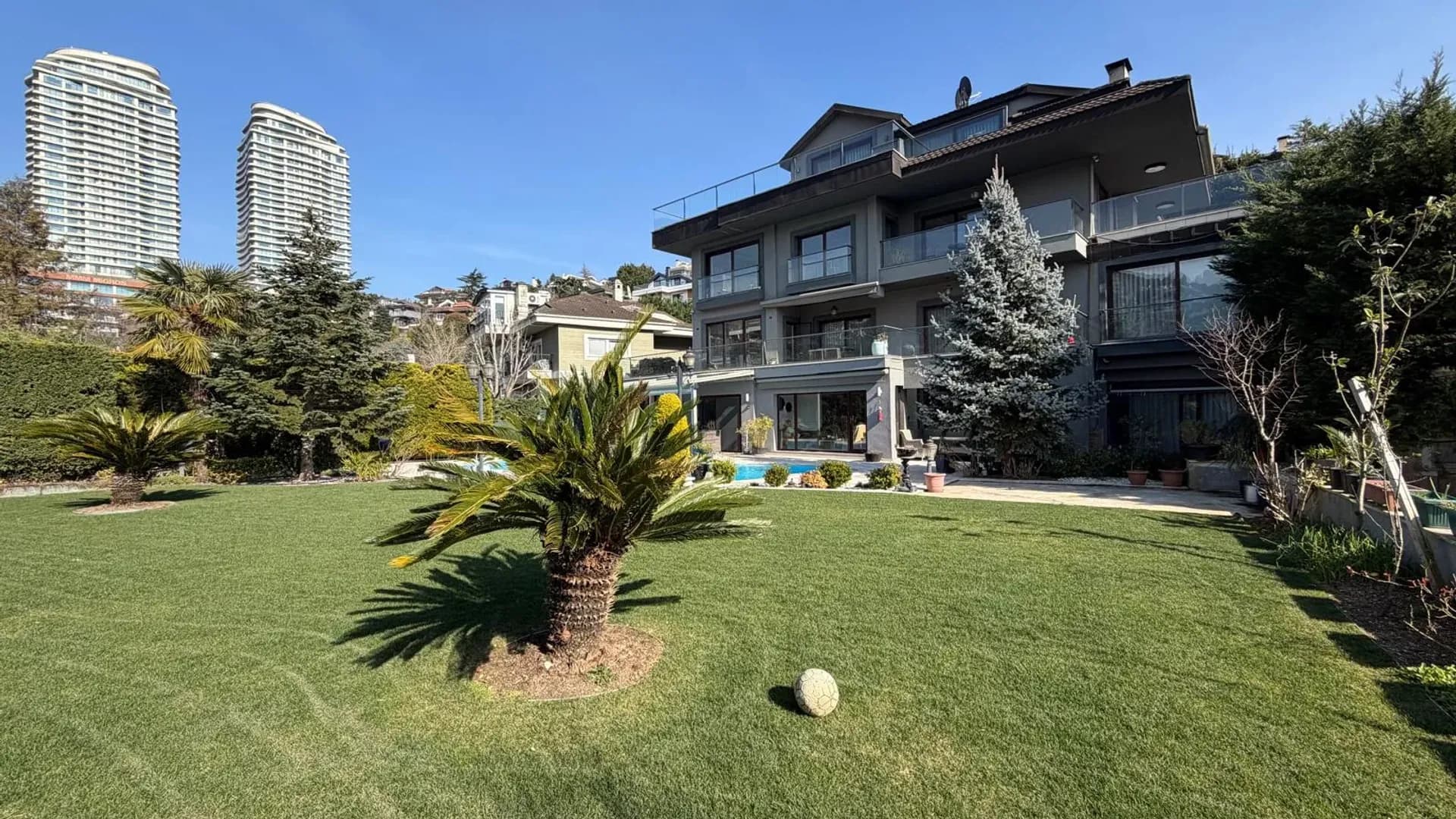 Acarkent'te Düz Girişli ve Büyük Bahçeli Modern Satılık Villa 32