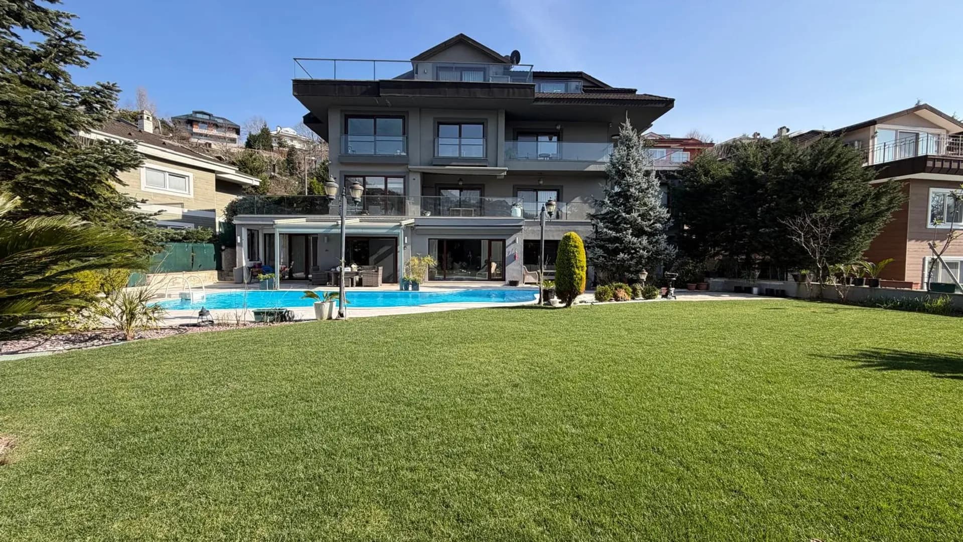 Acarkent'te Düz Girişli ve Büyük Bahçeli Modern Satılık Villa 33
