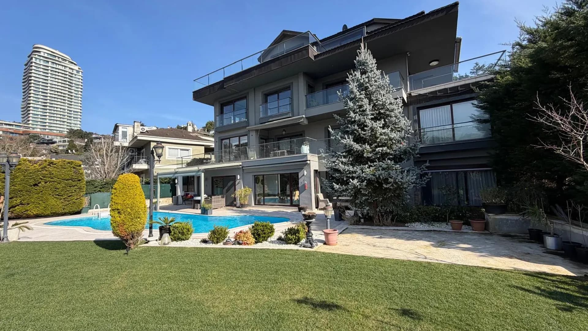 Acarkent'te Düz Girişli ve Büyük Bahçeli Modern Satılık Villa 35