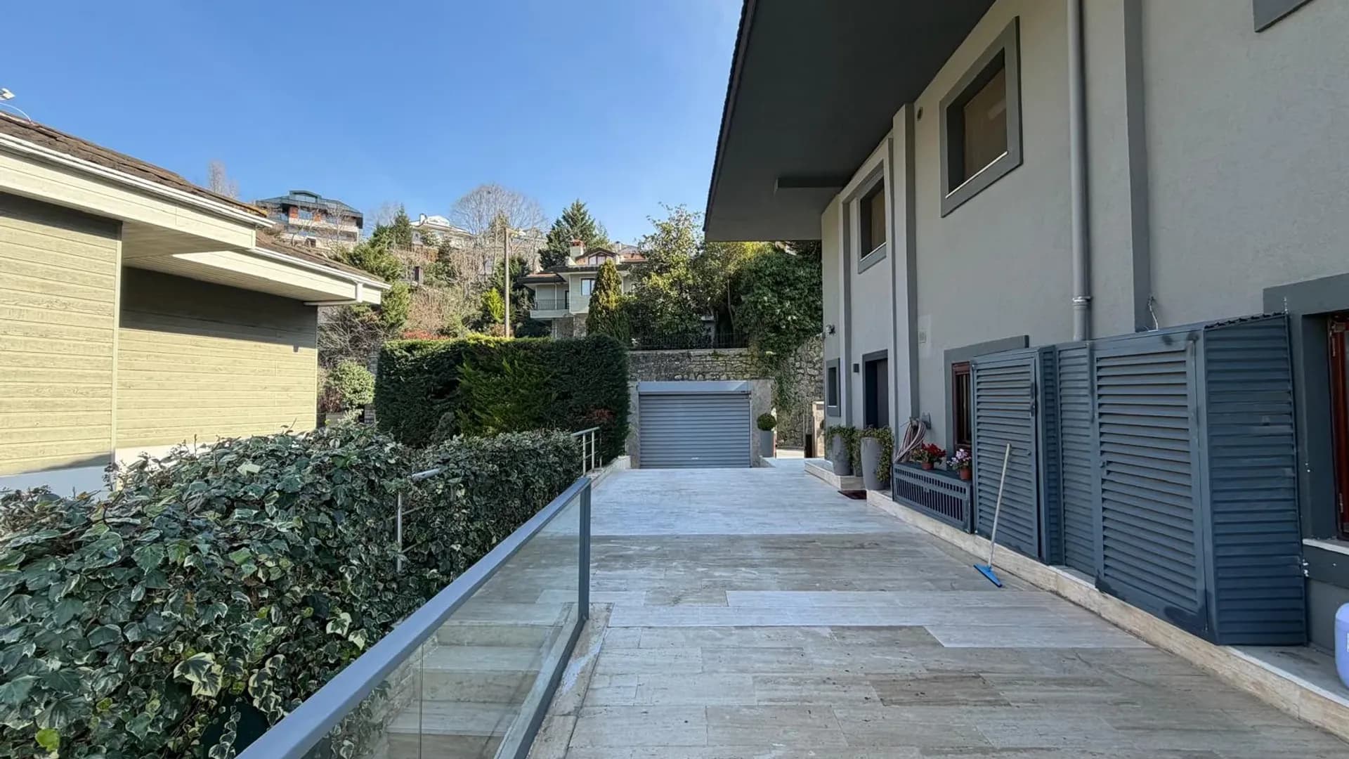 Acarkent'te Düz Girişli ve Büyük Bahçeli Modern Satılık Villa 39