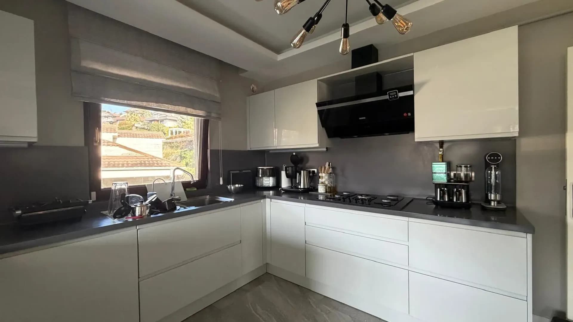 Acarkent'te Düz Girişli ve Büyük Bahçeli Modern Satılık Villa 40