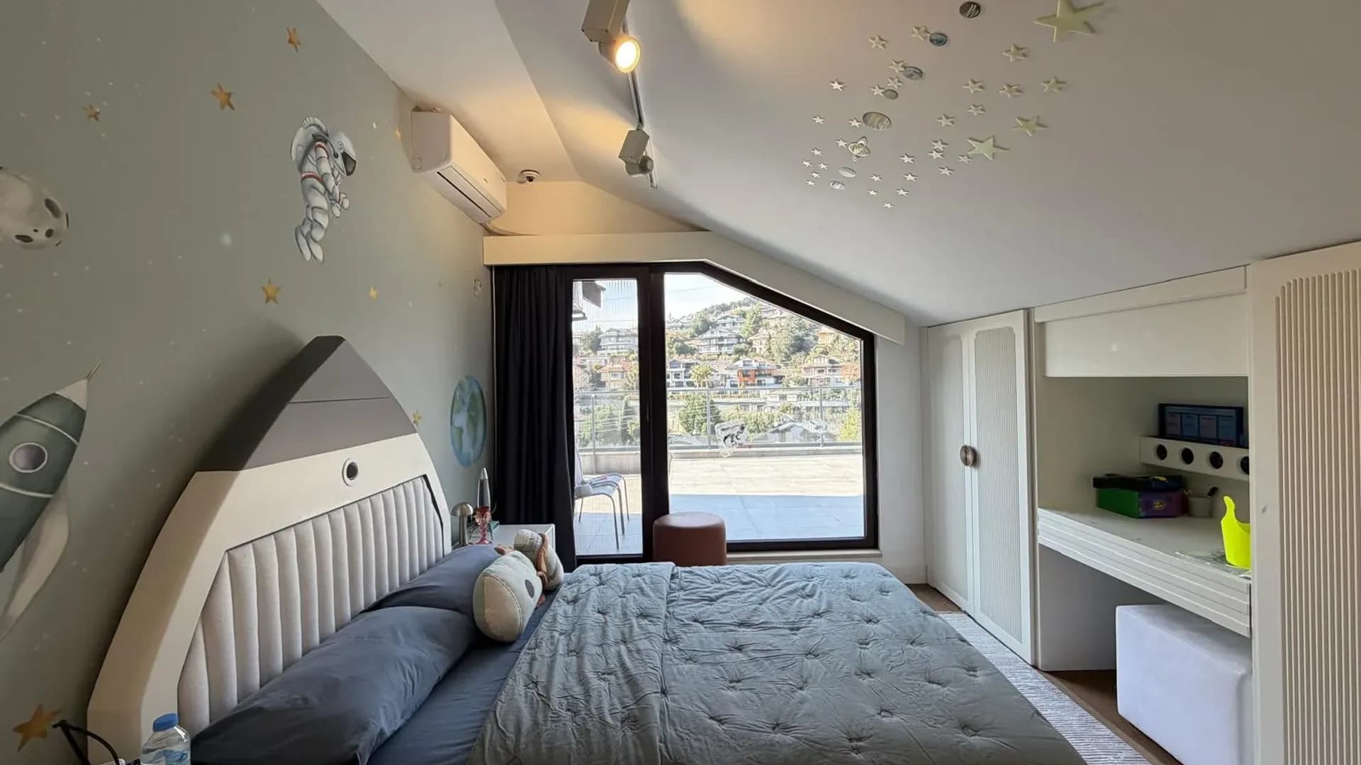 Acarkent'te Düz Girişli ve Büyük Bahçeli Modern Satılık Villa 43