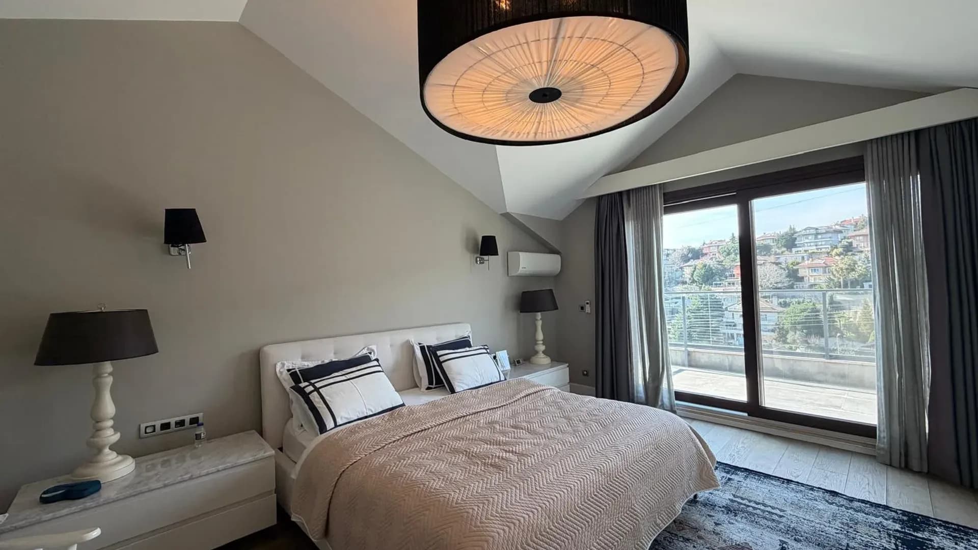 Acarkent'te Düz Girişli ve Büyük Bahçeli Modern Satılık Villa 45