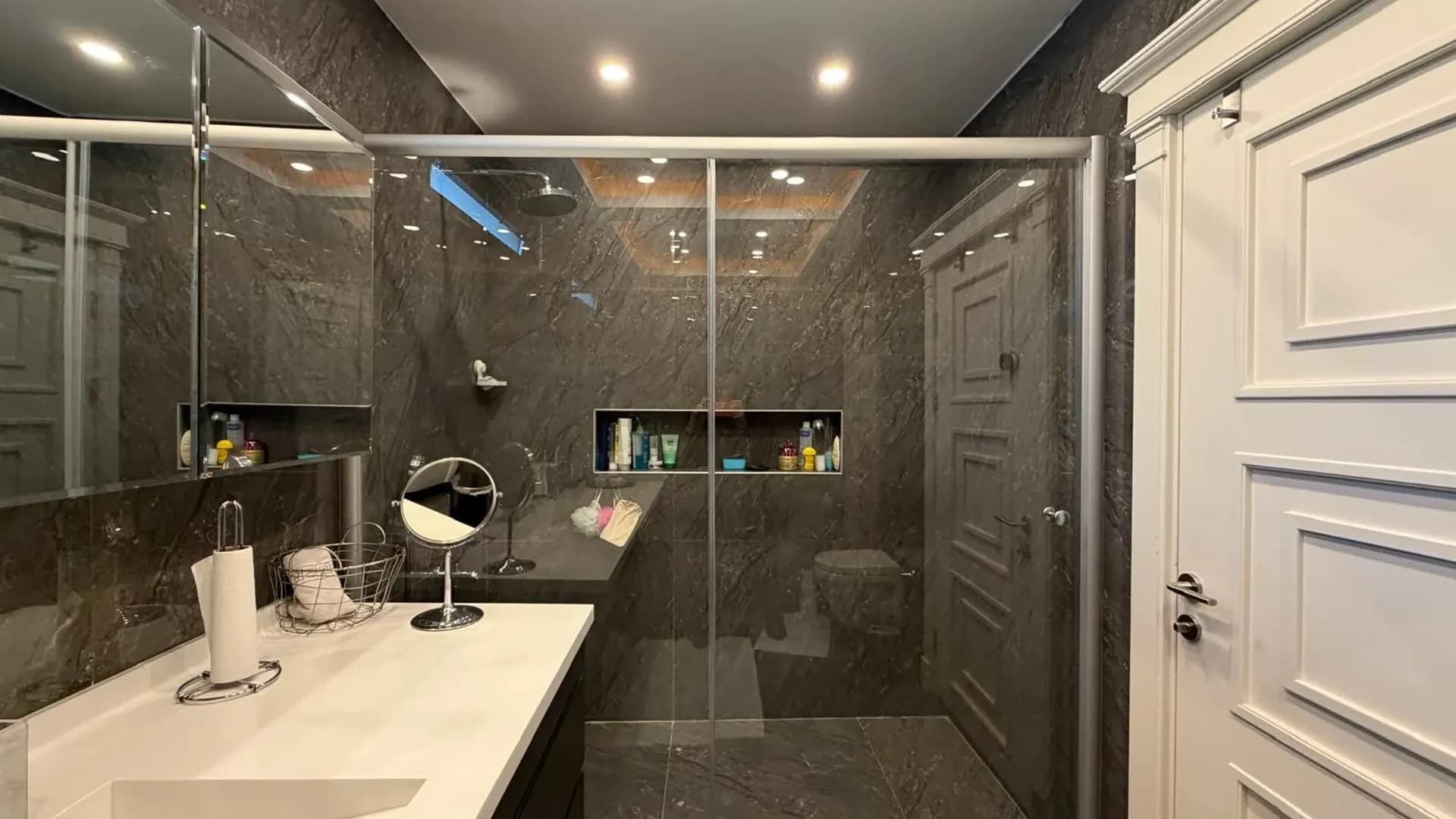 Acarkent'te Düz Girişli ve Büyük Bahçeli Modern Satılık Villa 46