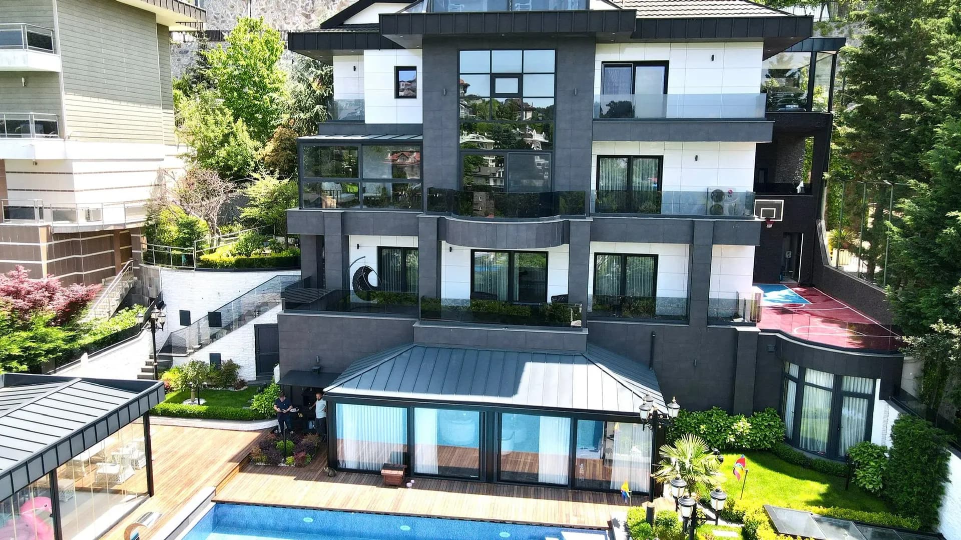 Acarkent'te 5 Katlı Harici Müştemilatlı Modern BR Satılık Villa 2