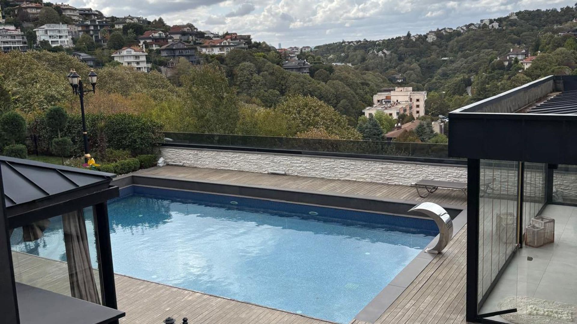 Acarkent'te 5 Katlı Harici Müştemilatlı Modern BR Satılık Villa 4